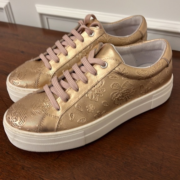 SAKS FIFTH AVENUE LEATHER SNEAKER size 8 - Picture 3 of 5
